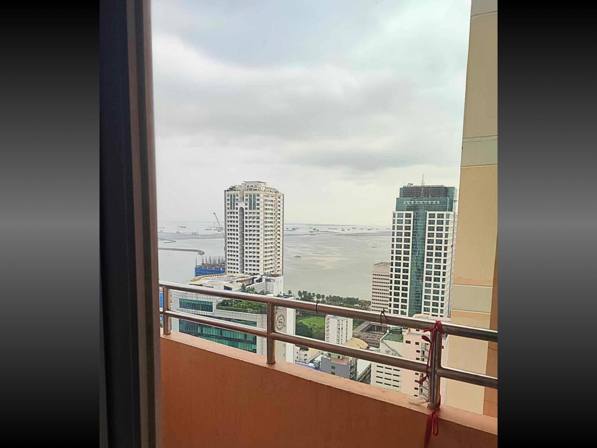 Family Staycation: Heart Of With Balcony And Pool Access * Manila